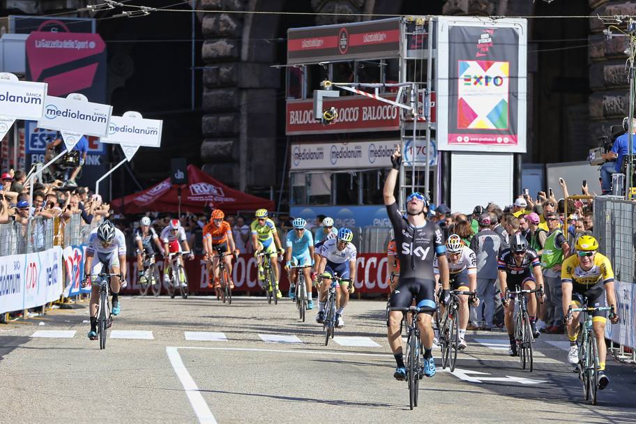 La tappa si conclude con l&#39;esultanza di Elia Viviani, che ha battuto in volata Hofland e Greipel. Per il veronese di Sky è il primo successo al Giro. Bettini